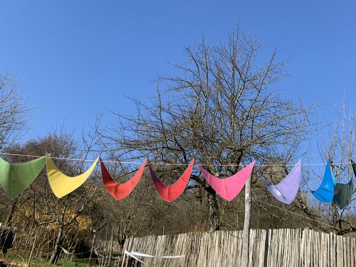 wimpel vor blauem himmel