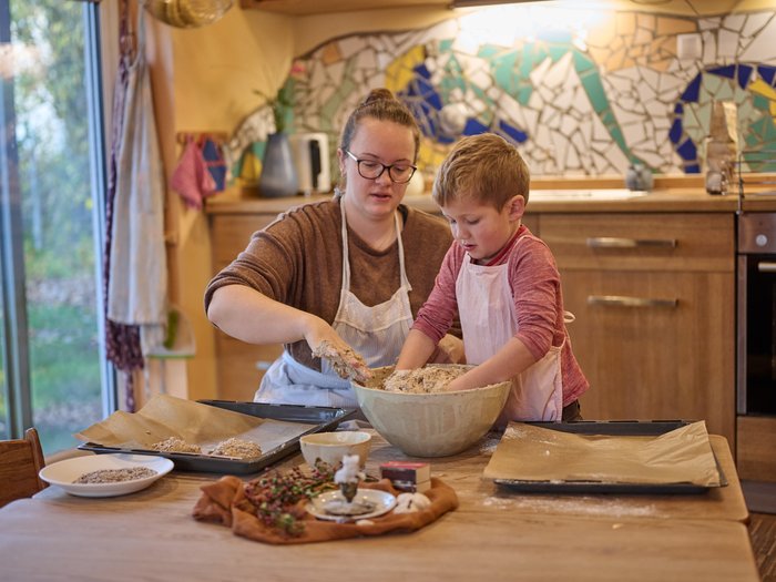 Gemeinsame Backaktion zwischen Kind und Waldorferzieherin